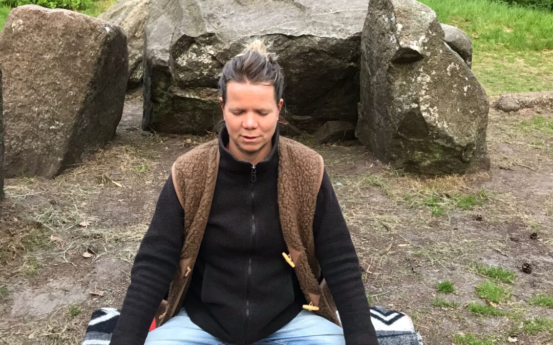 foto Tamara mediteren Hunebedden ontspannen gezondheid Leiden Voorschoten